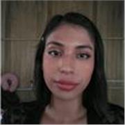 Señorita con buen desenvolvimiento al momento de exponer un tema, facilitando la comprensión del tema