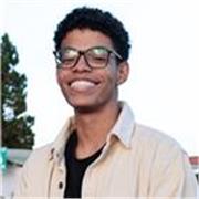 Pianista especializado en música popular, latina, jazz y producción, con una trayectoria volcada hacia la interpretación en vivo y la dirección