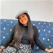 Profesora de refuerzo para niños y niñas de primaria