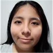 Profesora de inglés da clases a personas principiantes