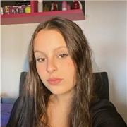 profesora de lengua catalana imparte clases a niñ@as de primaria y ESO