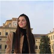 Ragazza laureata offre aiuto per lo svolgimento dei compiti e per lo studio