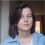 Studentessa lauretasi in una triennale interamente in inglese, offre lezioni di inglese a ragazzi delle scuole secondarie.