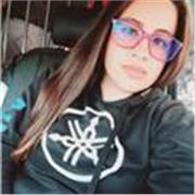 Profesora imparte clases a niños de 2 a 6 años