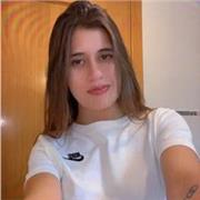 Profesora de lengua castellana con expresión dando clases particulares a niños de primaria