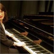 Profesora de piano especializada en interpretación y pedagogía. Experiencia en distintos niveles de formación