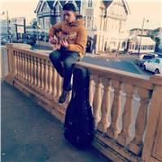 se vuoi imparare a suonare la chitarra classica io posso aiutarti!