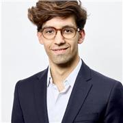 Opositor y graduado en Filosofía, Política y Economía (PPE), con amplia experiencia profesional en Francia, EEUU y España.