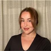 Maestra de francés con titulación B2. Experiencia en clases con alumnado de bachillerato online y de primaria bilingüe.