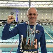 Profesor que imparte clases para todas edades para personas que ya saben nadar y quieren perfeccionar su tecnica