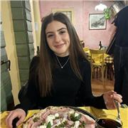 Studentessa di quarta superiore offre aiuto compiti per bambini delle elementari