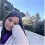 Profesora imparte clases online de refuerzo de inglés para primaria y secundaria