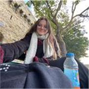 Élève de terminale passionnée par l’anglais et le théâtre qui cherche à aider et faire progresser les jeunes collégiens/lycéens 