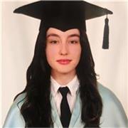 Graduada en Estudios de Asia Oriental (Chino y Japonés).
Título de C1 por Cambridge y experiencia como profesora sustituta 
