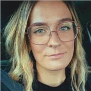 Profesora de inglés de habla nativa enfocada en mejorar conversación y comunicación