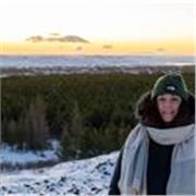 Insegnante di latino impartisce lezioni pomeridiane a studenti di scuola superiore