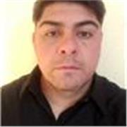 Profesor de programacion que enseña a niños y niñas de distintas edades