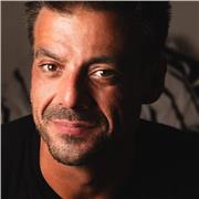 Fullstack Web-Entwickler hilft sympathisch Einsteigern und Fortgeschrittenen