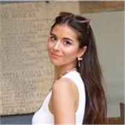 Profesora tanto de conversación en español para extranjeros como lengua y literatura para estudiantes de primaria o secundaria