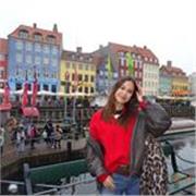 Profesora con bachillerato, 13.5 en la EBAU. Media de 8 en EEII y economía en inglés en la Carlos III. Experiencia de dos años.