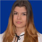 Profesora de inglés enseña el idioma a niños y jóvenes en Cartagena