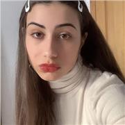 Estudiante universitaria con alto nivel de inglés