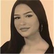 Absolwentka liceum humanistyczno-psychologicznego