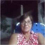 Bibliotecaria ofrece lecturas y ayuda en lengua