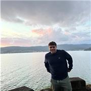 Soy un español que juega en la sociedad Alto Vicentino durante un año. Estudio Fisioterapia, apenas hablo italiano. Lo entiendo