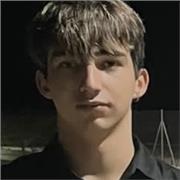 Me llamo Alejandro, estudio la carrera de Historia, doy clases de historia, filosofía y geografía, tengo amplios conocimientos de estas asignaturas