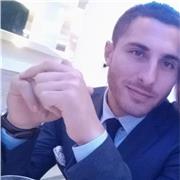 insegante laureato in storia e filosofia impartisce lezioni in discipline umanistiche