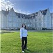 Profesora que imparte clases a niños de todo tipo de edades