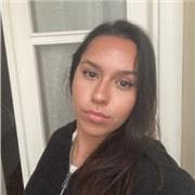 Profesora implicada, con conocimientos en muchos campos y paciente