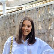 Estudiante de enfermería da clases a niños de primaria y secundaria de matemáticas química y lengua