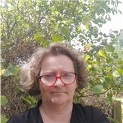 Professeur en distanciel donne cours de français pour le primaire et le collège. Ambiance détendue mais studieuse