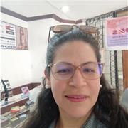 Profesora imparte clases a niños desde 5 a 10 años