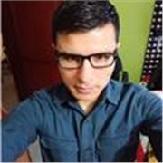 Profesor de español imparte clases a estudiantes de todas las edades