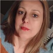 Insegnate di scuola materna appassionata d'arte si rende disponibile per aiuto