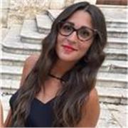 Docente impartisce lezioni a studenti della scuola secondaria di primo grado