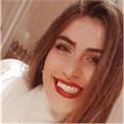 Chica responsable da clases a niños y niñas de primaria