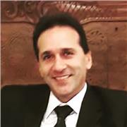 professionista di informatica impartisce lezioni a studenti