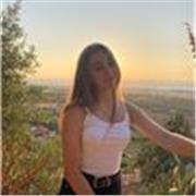 Studentessa di ingegneria, diplomata con 100 e lode da un liceo scientifico, impartisce lezioni private di matematica e delle materie scientifiche agli studenti del liceo e delle medie