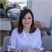 Laureata in lingue impartisce lezioni di inglese e ripetizioni per le scuole elementari, medie e superiori