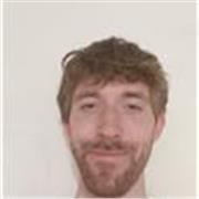 Joven con buen trato con niños ofrece cuidado y ayuda con tareas escolares