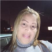 Profesora venezolana apoya a niños en sus actividades escolares