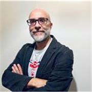 Especialista en IA desde 2022, con formación en RTVE Instituto. Clases online para profesionales y creativos sin base técnica.