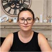  Professeure des écoles expérimentée donne des cours de français langue étrangère à des adultes, en présentiel. 