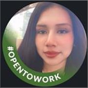 Profesora de ciencias imparte clases a alumnos de secundaria