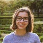 Studentessa di giurisprudenza impartisce lezioni di italiano