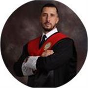 Graduado en Derecho con dotes para la oratoria y la enseñanza. Profundamente motivado por la mejora continua. 